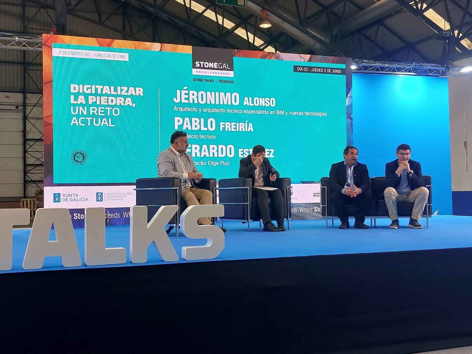 Pablo Freiría Lorenzo hablando en la mesa redonda Digitalizar la piedra, un reto actual junto a Jerónimo Alonso y Gerardo Estévez en STONEGAL 2025 Vigo