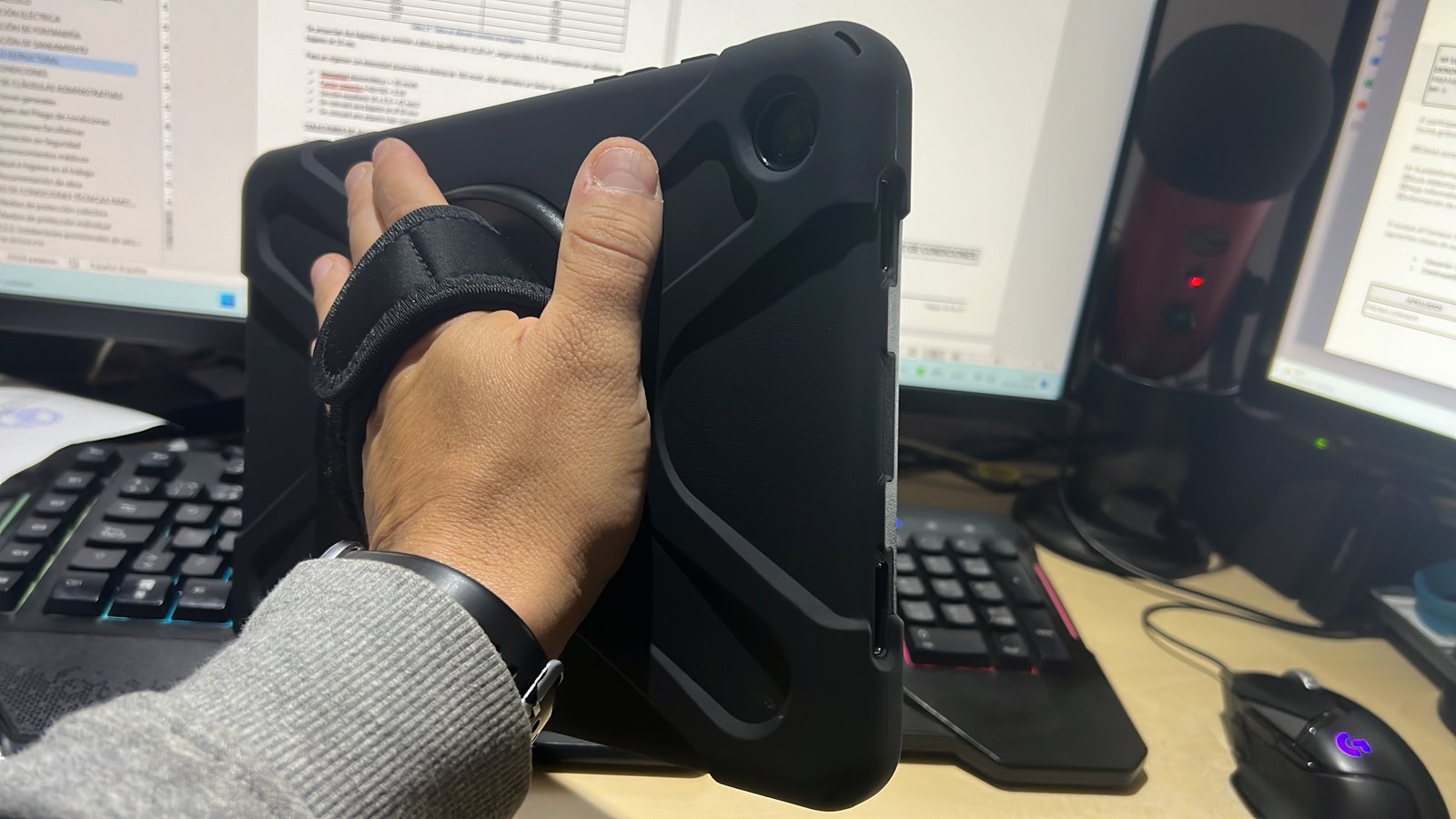 Correa de mano trasera rotatoria 360 grados en la tablet de obra