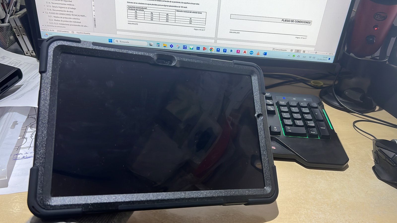 Tablet Samsung Galaxy Tab A9+ 11 pulgadas 5G protegida con funda industrial antigolpes para consulta y gestión digital a pie de obra