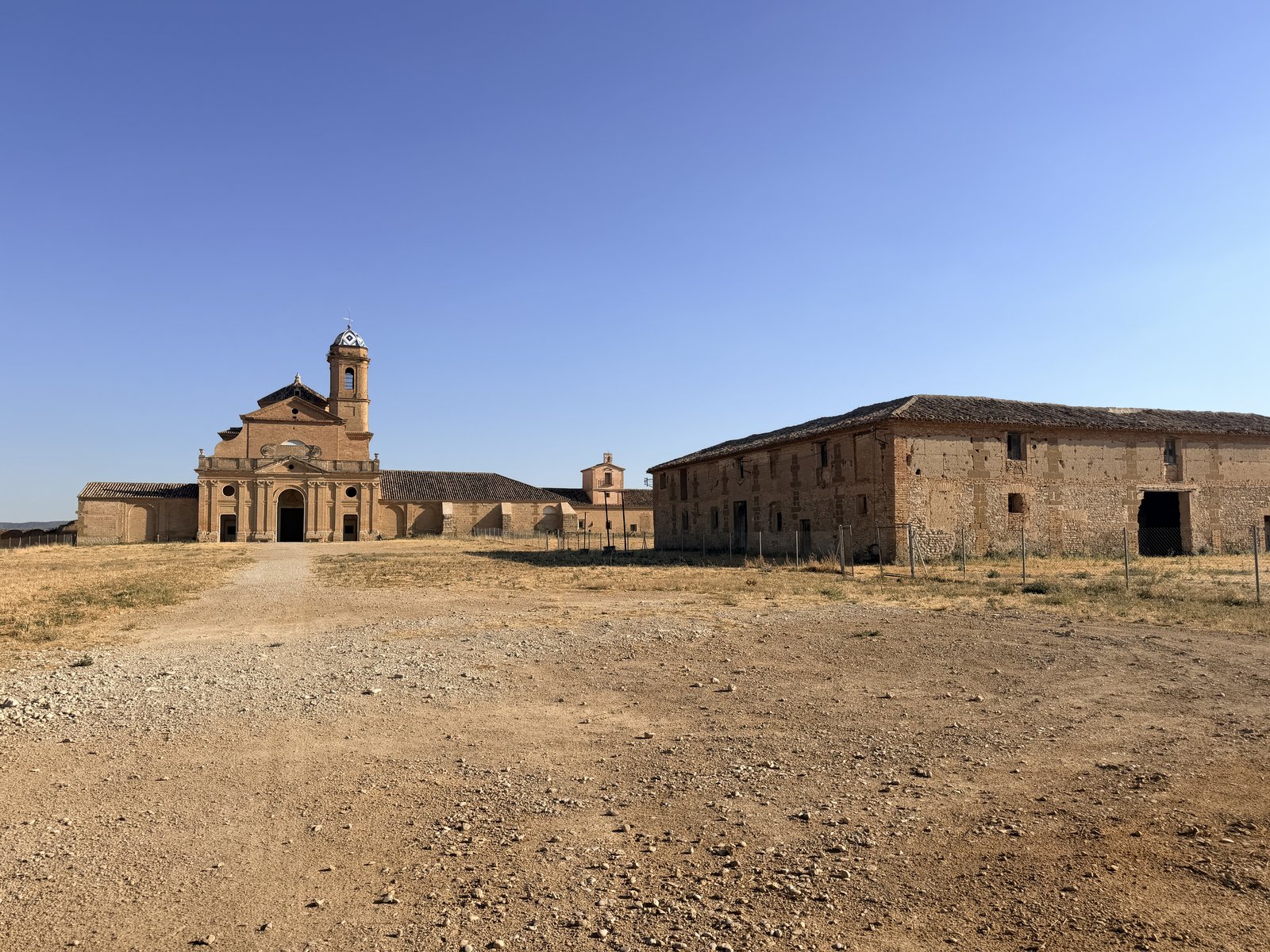 Panorámica de la Cartuja de Nuestra Señora de las Fuentes en Los Monegros (Sariñena, Huesca), sede del taller práctico de construcción en tierra y tapial