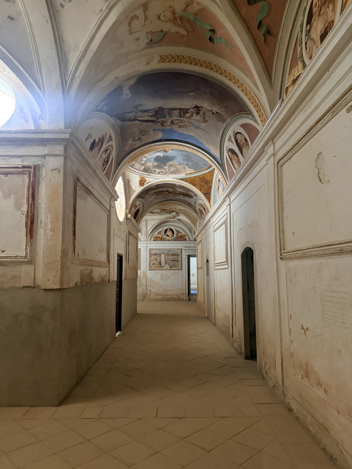 Galería interior abovedada de la Cartuja de Nuestra Señora de las Fuentes decorada con pinturas murales barrocas de Fray Manuel Bayeu