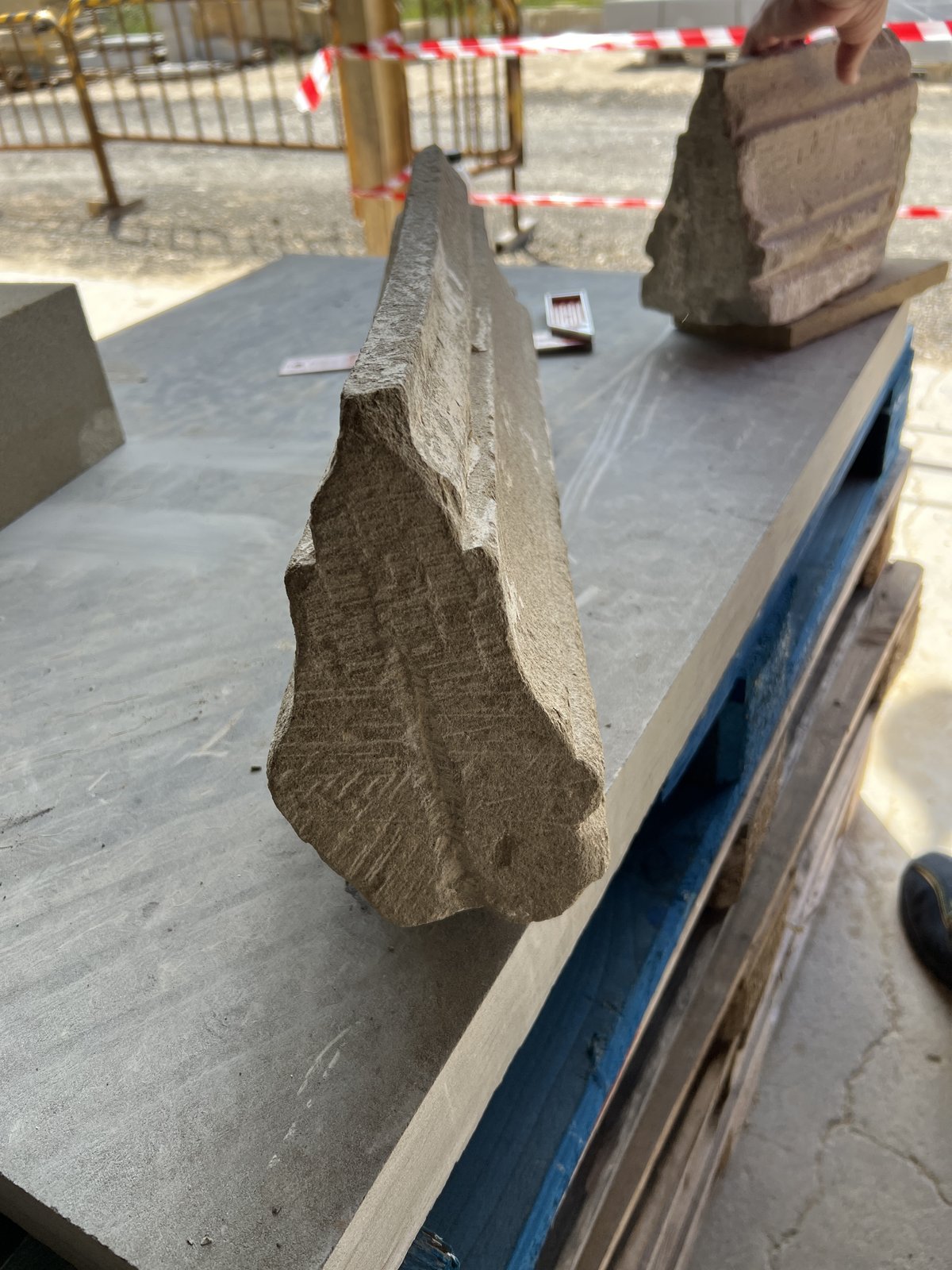 Dovela histórica de nervio de bóveda de crucería en piedra con marcas de cantería tradicional en la cara de junta