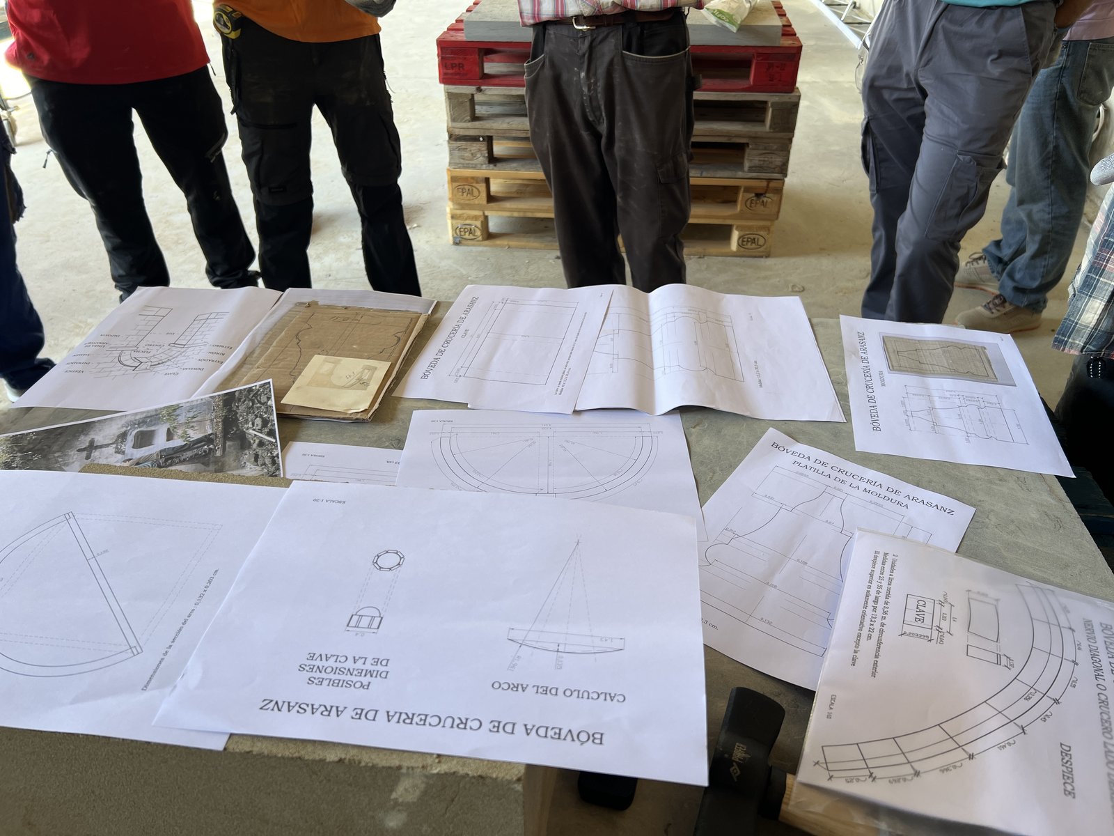 Mesa de trabajo con los planos de estereotomía, cálculo del arco, dimensiones de la clave y platilla de la moldura de la Bóveda de Crucería de Arasanz