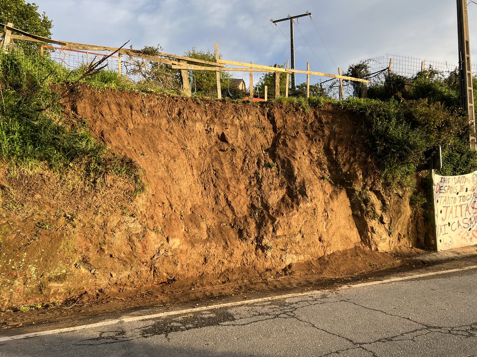 Talud de tierras con pendiente corregida y arcén despejado en vial de Vigo