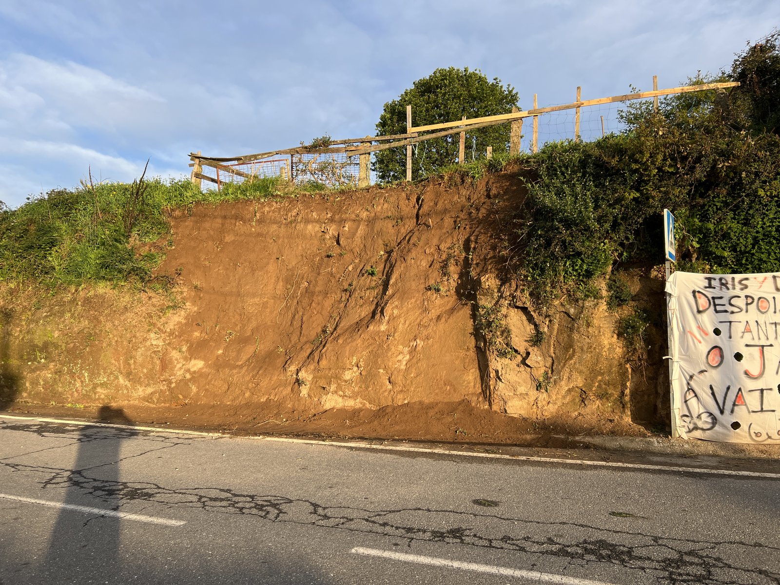 Reperfilado mecánico del talud en Vigo