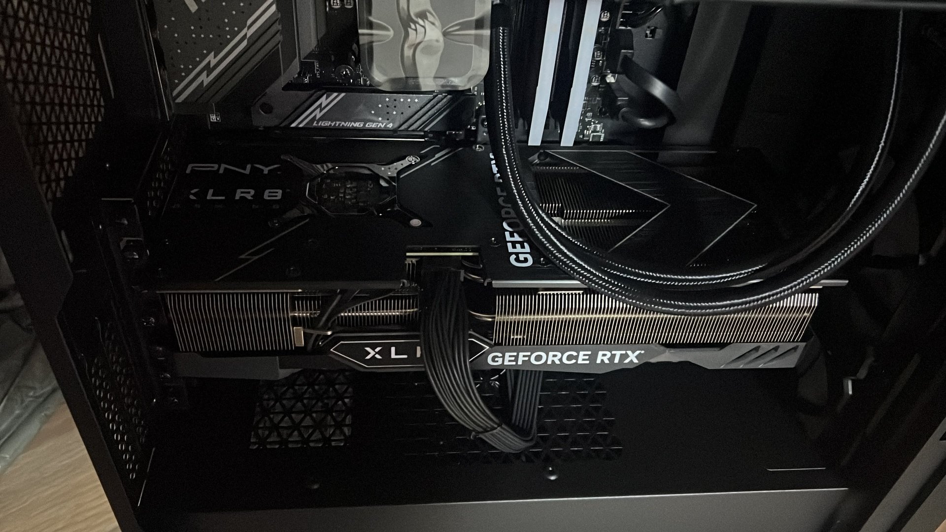 Tarjeta gráfica PNY GeForce RTX 4070 Ti 12GB XLR8 instalada en el equipo