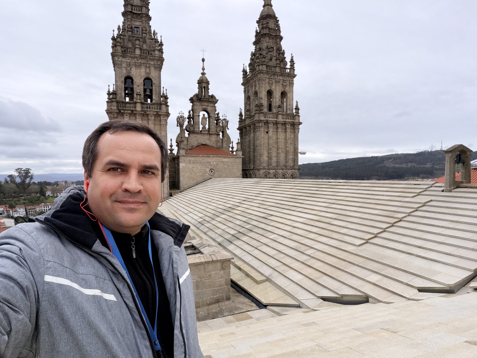 Vista en contrapicado de la pendiente de losas de granito y barandillas de seguridad en la Catedral de Santiago