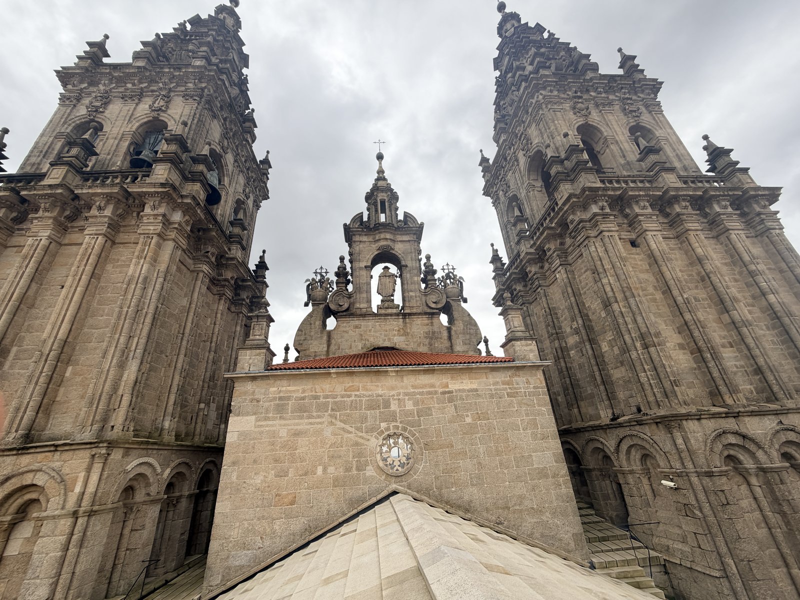 Detalle de las juntas y encuentros de la sillería de granito en los aleros y limahoyas de la Catedral de Santiago