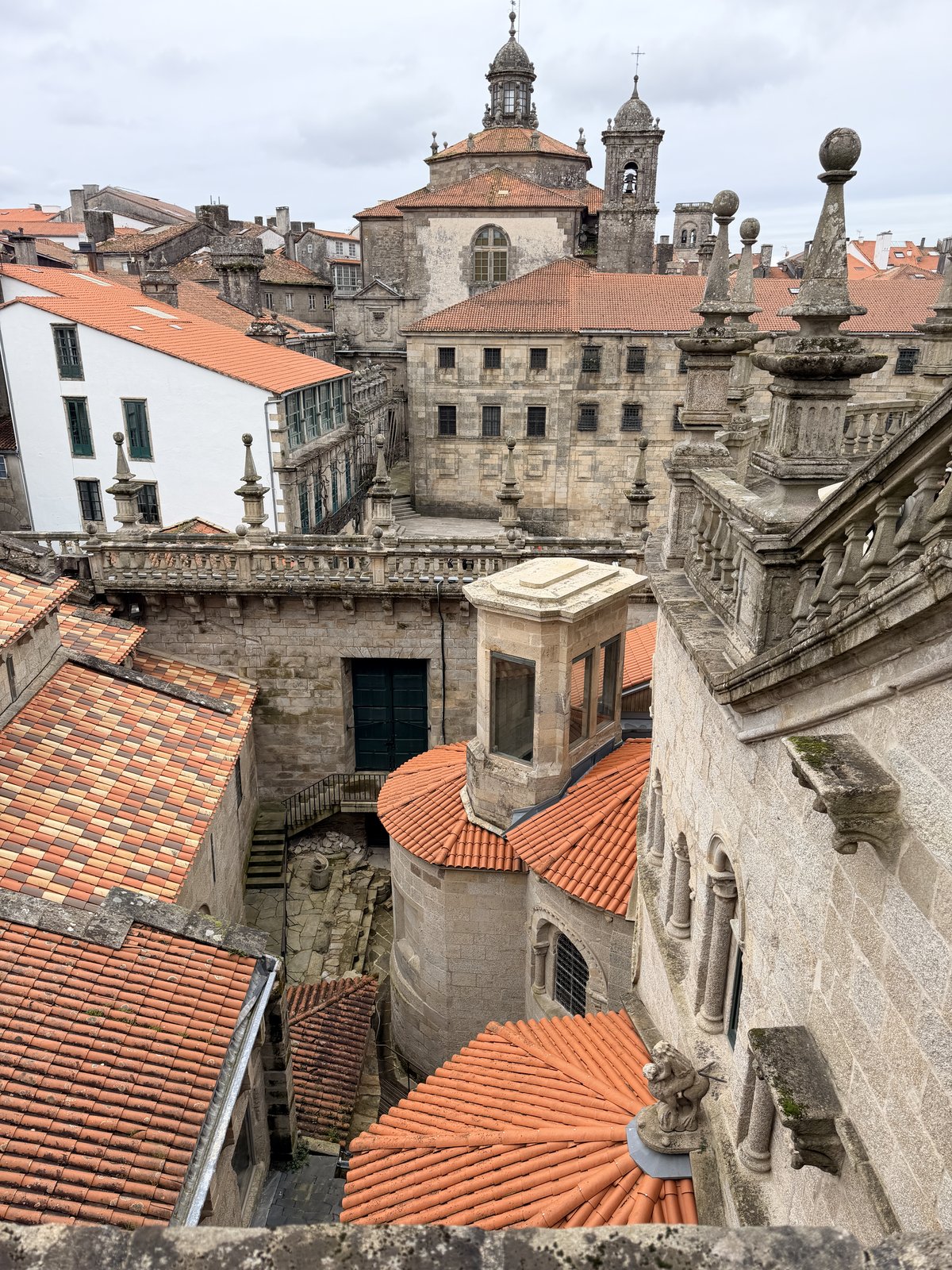 Pablo Freiría Lorenzo y los alumnos de cantería en la pasarela de la cubierta de la Catedral de Santiago
