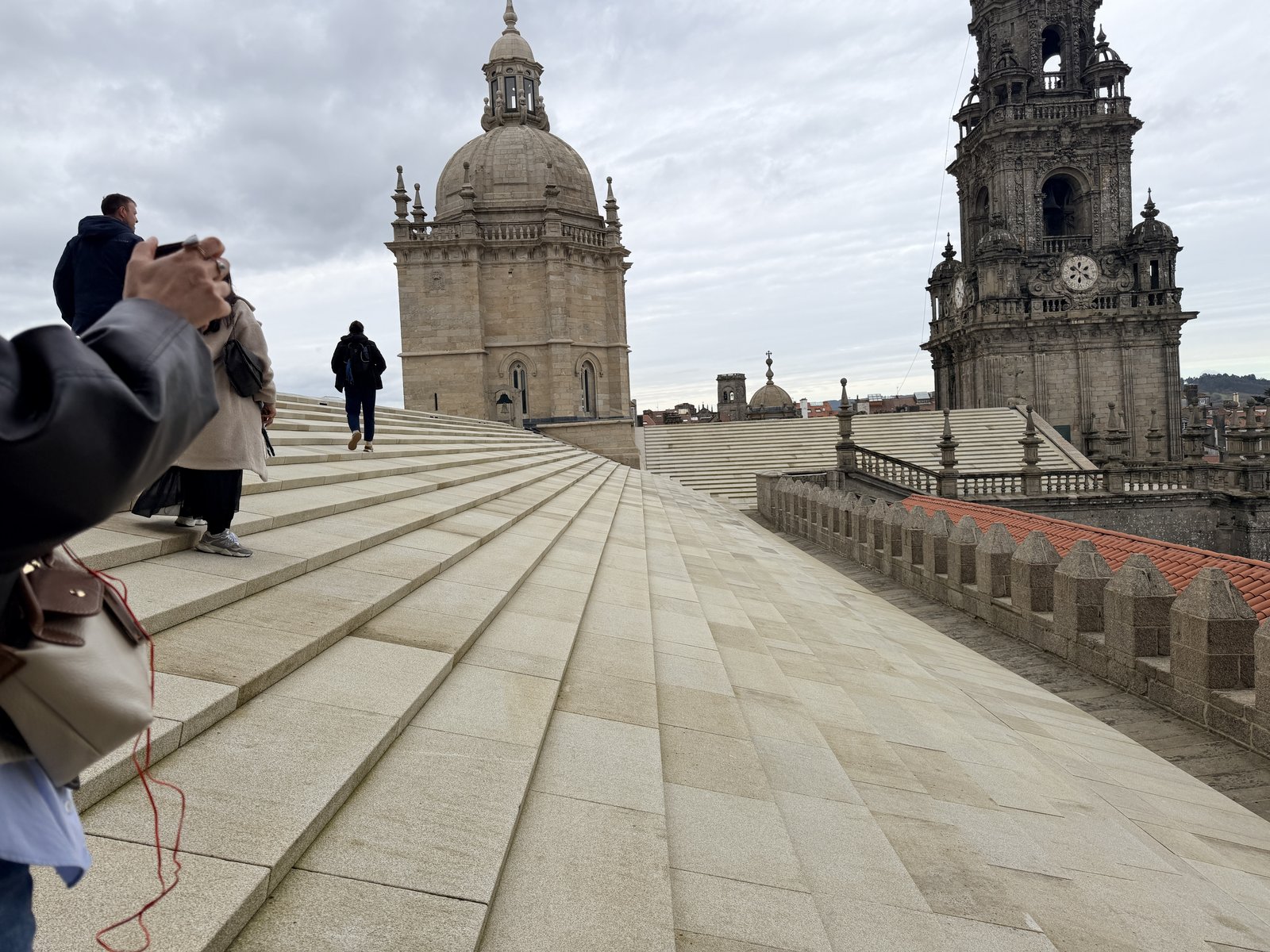 Alumnos y profesores del Ciclo Medio de Cantería del IES Ribeira do Louro recorriendo la cubierta escalonada de losas de granito de la Catedral de Santiago