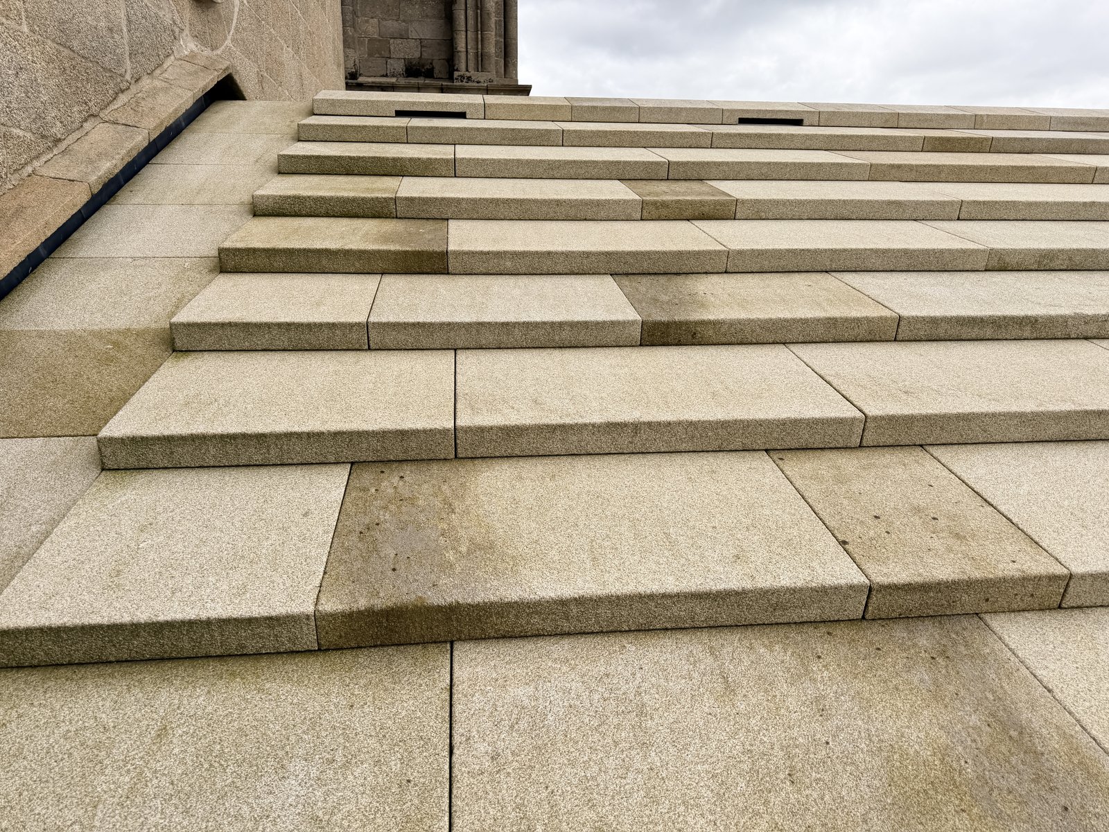 Plano general de la pendiente y peldaños de losas de granito labradas en la cubierta de la Catedral de Santiago hacia las torres