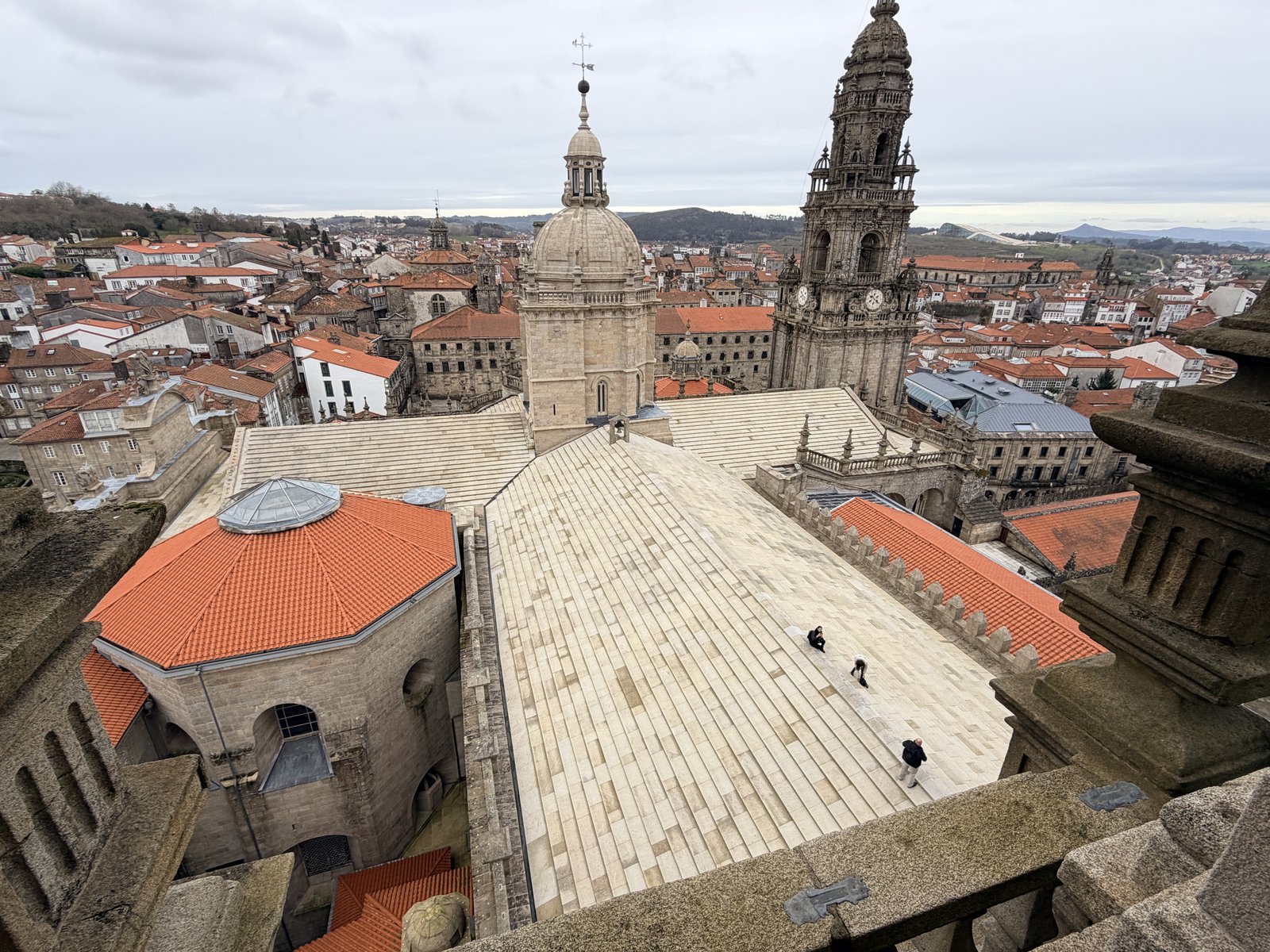 Detalle de los sillares de granito con marcas de cantero y huellas de herramientas tradicionales en los muros de la Catedral