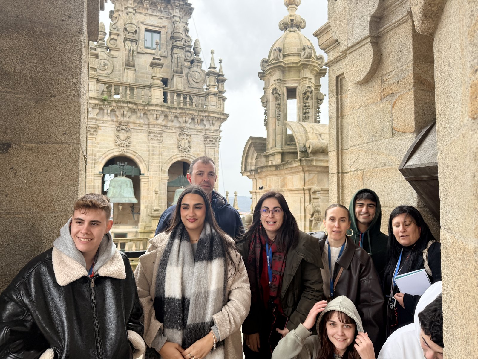 Vista panorámica hacia la plaza y edificios históricos de Santiago de Compostela desde el perímetro de la cubierta