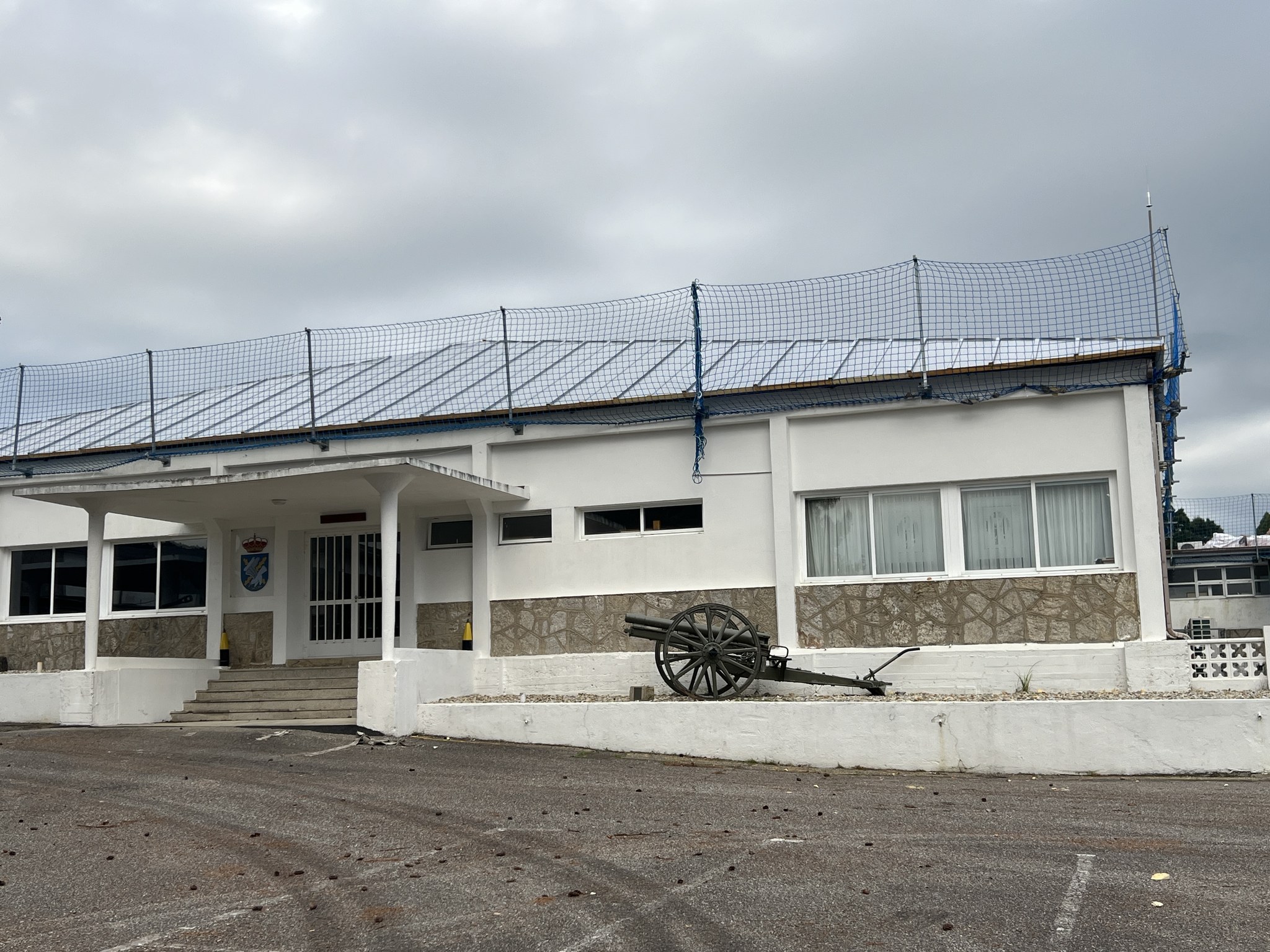 Vista exterior del edificio del comedor con cubierta renovada en la Base Militar de Figueirido
