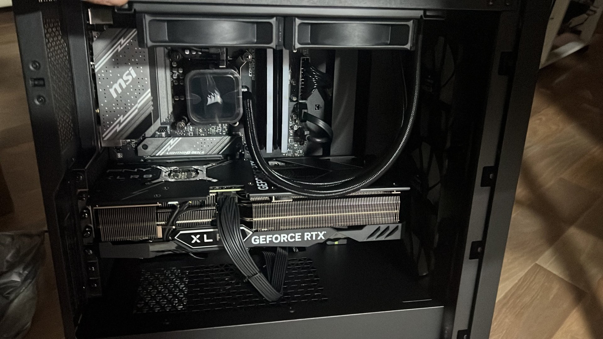 Interior del chasis de la workstation técnica con placa MSI B760, refrigeración líquida Corsair y GPU PNY RTX 4070 Ti
